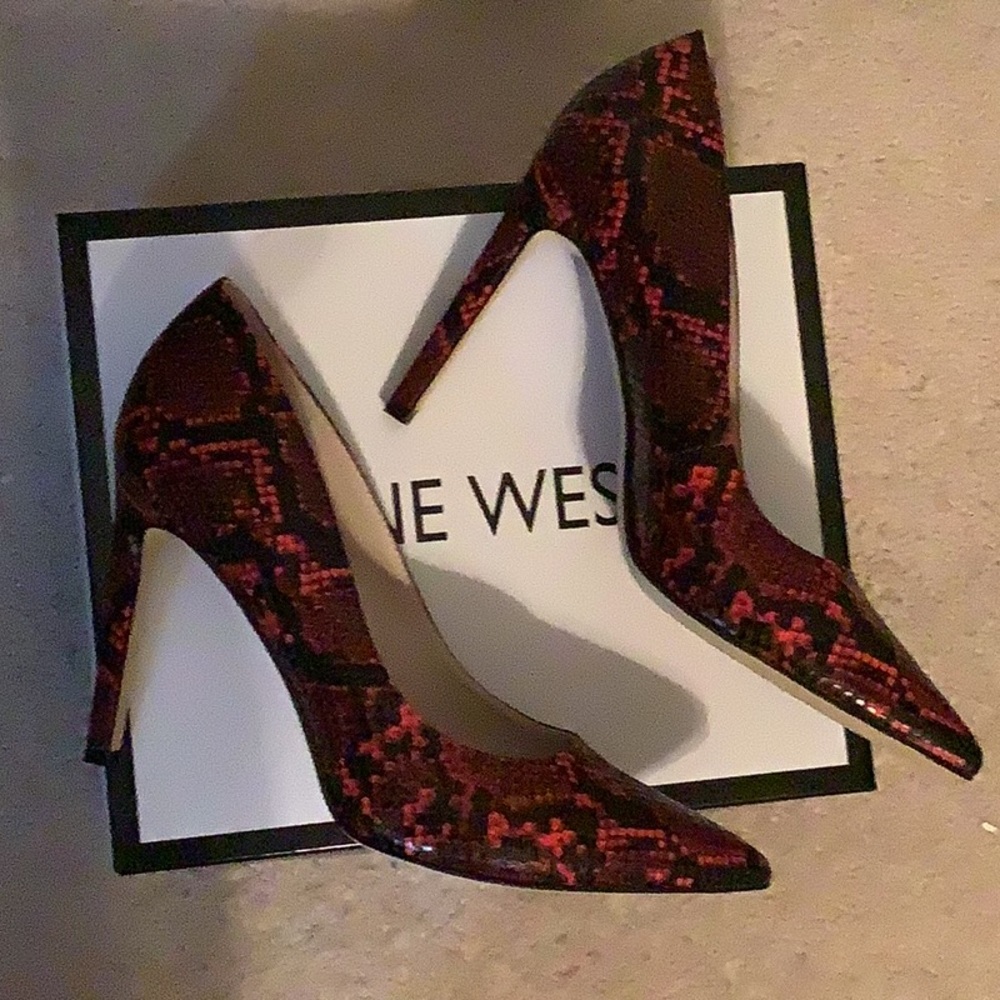 Nine West 4 inch high heel black/red snake pumps - Picture 2 of 4